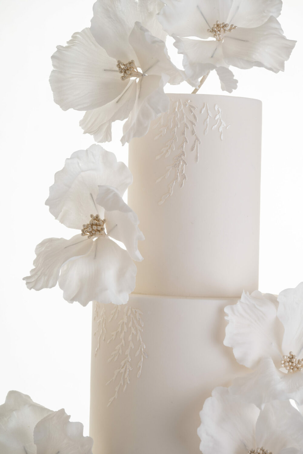 Details of elegant hand-crafted decorative sugar flowers on luxury contemporary wedding cake, Chic Flowers, by Decorum Taste.