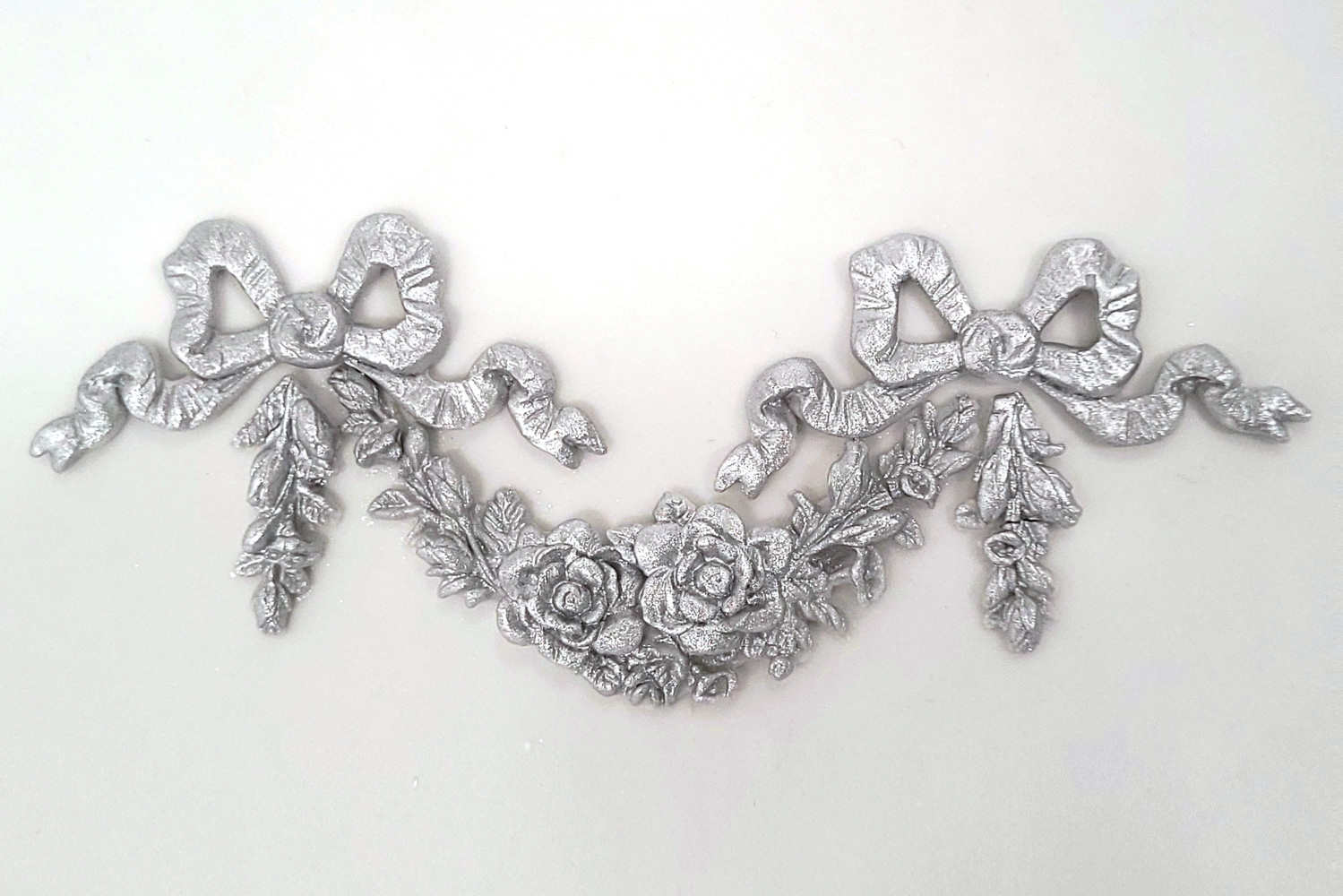 A glorious, silver gilded sugarcraft bow decoration by Decorum Taste